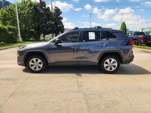 Used 2019 Toyota RAV4 LE FWD image 4
