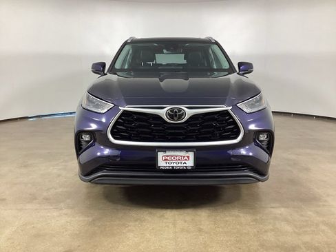 Used 2022 Toyota Highlander XLE AWD/4WD image 3