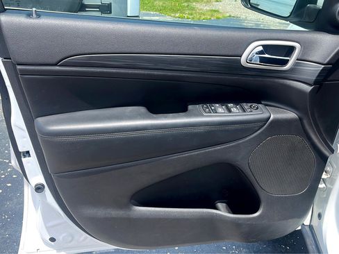 Used 2020 Jeep Grand Cherokee Laredo w/ Security & Convenience Group image 9