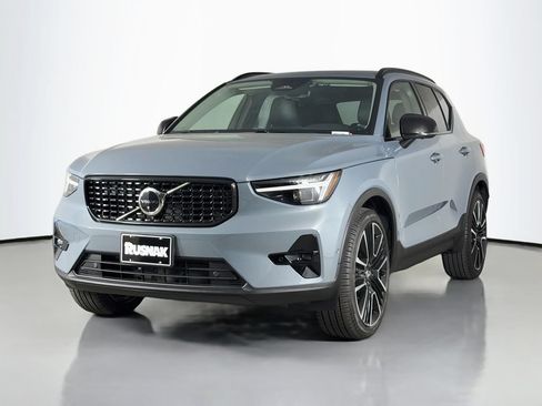 Certified 2023 Volvo XC40 B5 Ultimate AWD/4WD image 3