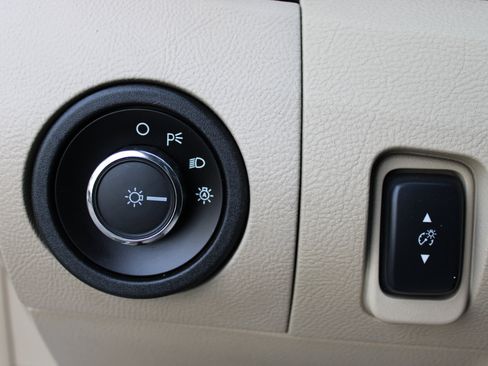 Used 2017 Ford Taurus SE image 24