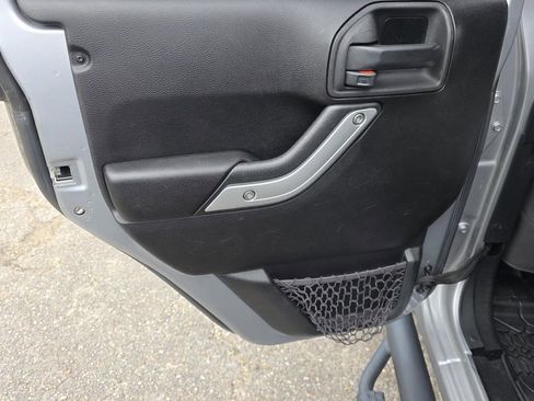 Used 2015 Jeep Wrangler Unlimited Sahara AWD/4WD image 32