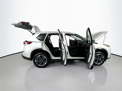 Used 2024 Nissan Rogue SV image 29