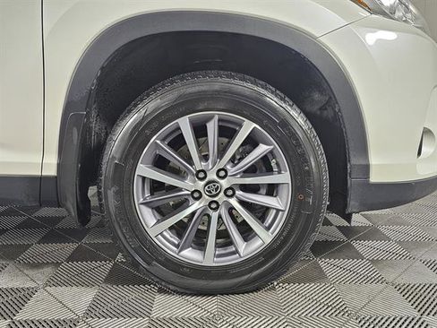 Used 2019 Toyota Highlander XLE image 12