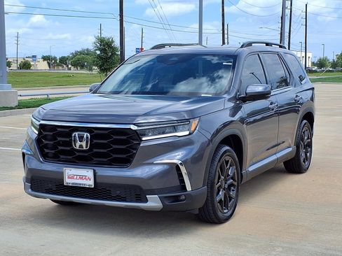 Used 2025 Honda Pilot Touring image 4