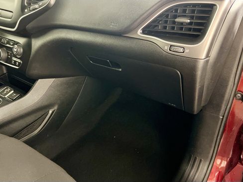 Used 2020 Jeep Cherokee Latitude FWD image 32