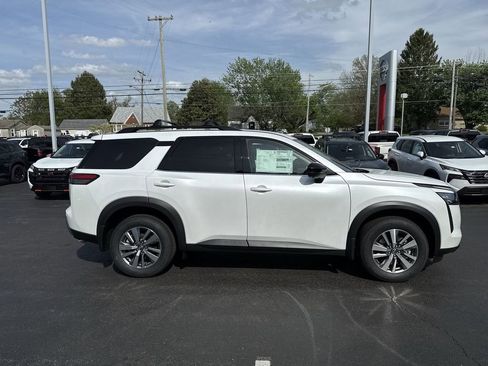 New 2026 Nissan Pathfinder SL AWD/4WD image 14