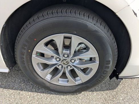 Used 2024 Toyota Sienna XLE FWD image 11