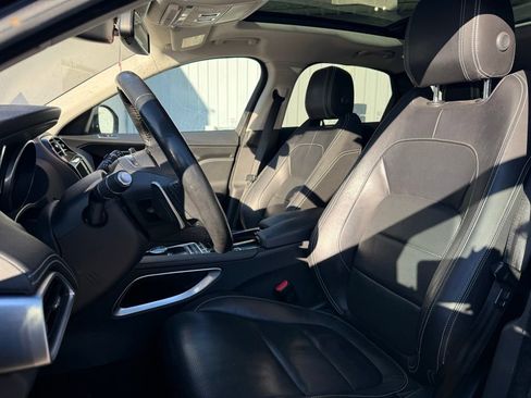 Used 2018 Jaguar F-PACE R-Sport image 7