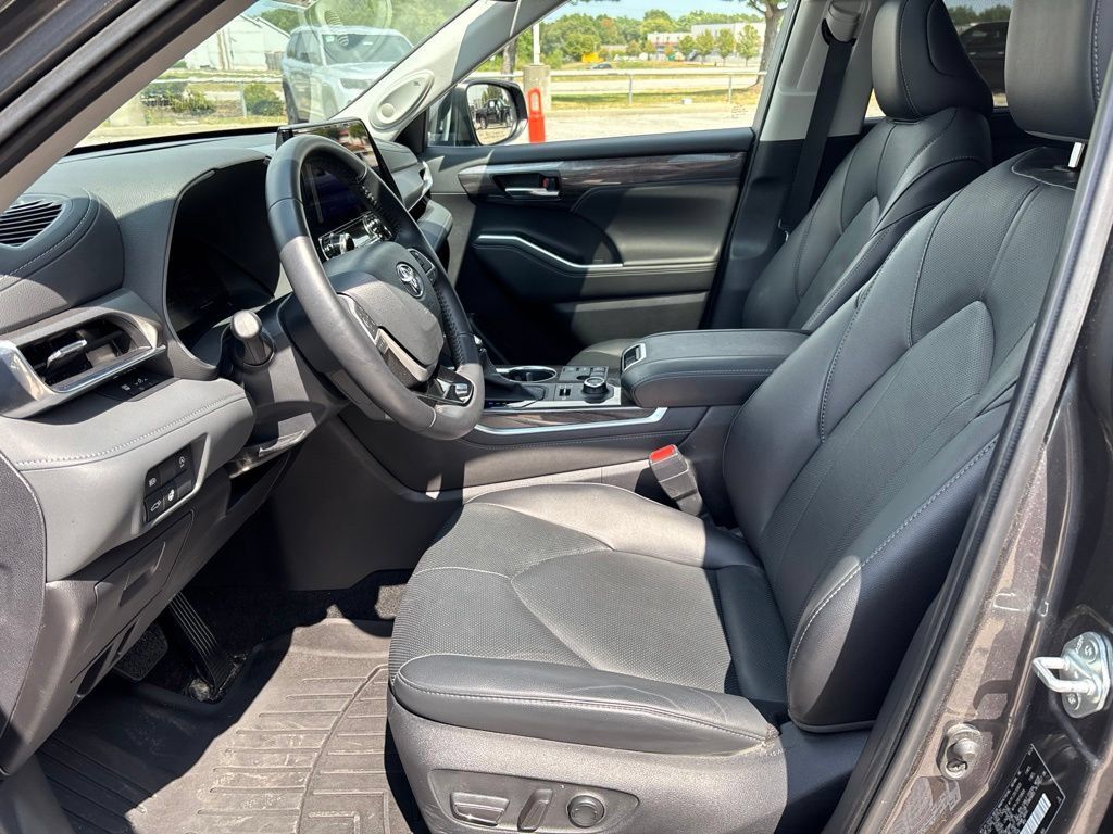 Used 2024 Toyota Highlander Limited AWD/4WD image 35