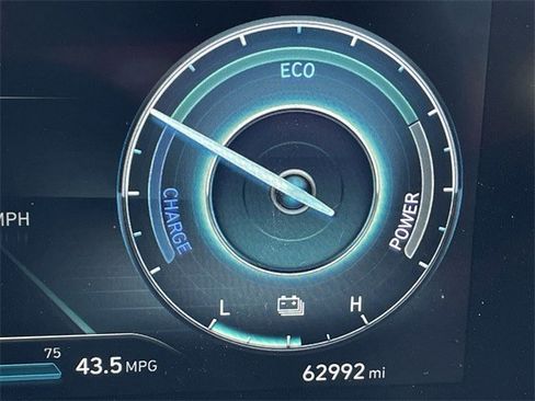 Used 2021 Hyundai Elantra Limited w/ Preferred Accessory Package image 15