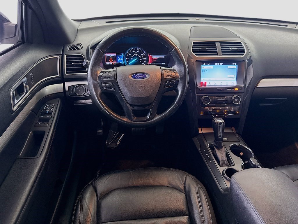 Used 2017 Ford Explorer XLT w/ Equipment Group 202A FWD image 16