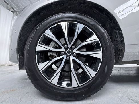 Used 2025 Volvo XC60 B5 Plus image 12
