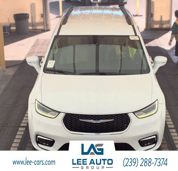Used 2021 Chrysler Pacifica Touring-L FWD image 1