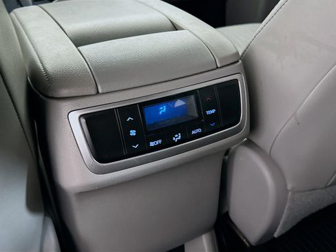 Used 2019 Toyota Highlander Plus AWD/4WD image 26