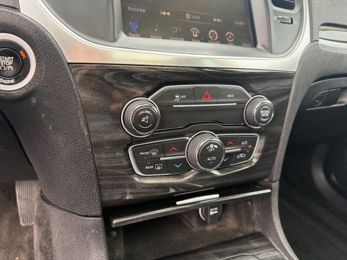 Used 2016 Chrysler 300 Limited image 12