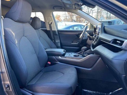 Used 2023 Toyota Highlander LE AWD/4WD image 9