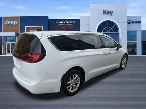 Used 2023 Chrysler Pacifica Touring-L FWD image 4