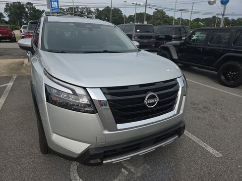 Used 2025 Nissan Pathfinder Platinum FWD image 3