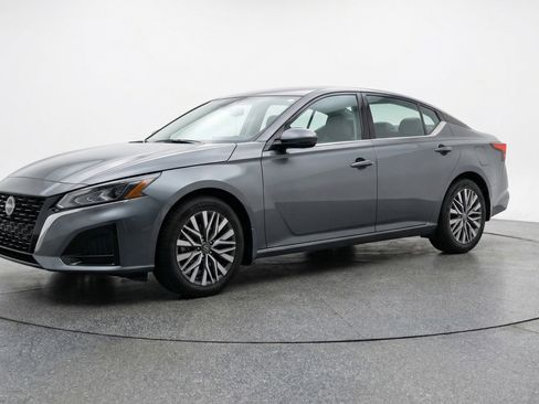 Used 2025 Nissan Altima 2.5 SV image 3