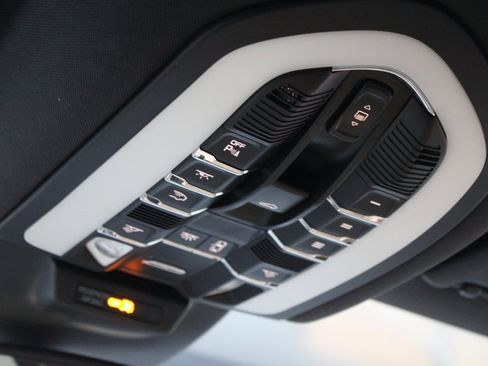 Used 2018 Porsche Macan image 30