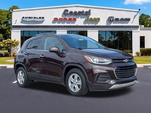 Used 2020 Chevrolet Trax LT w/ LT Convenience Package FWD image 2