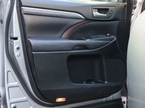 Used 2017 Toyota Highlander Limited AWD/4WD image 4
