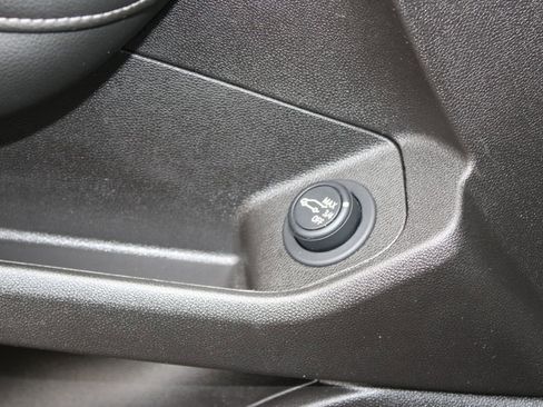 Used 2024 GMC Terrain SLT image 40