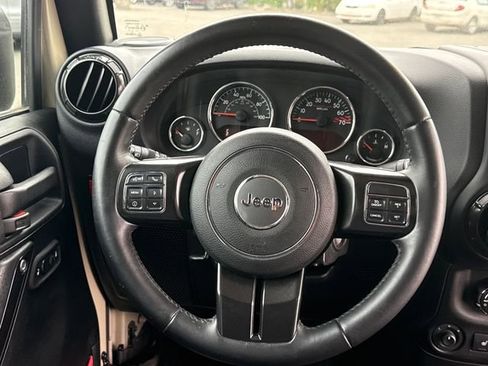 Used 2017 Jeep Wrangler Rubicon AWD/4WD image 10