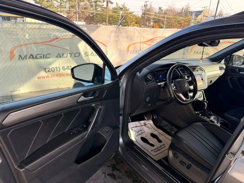 Used 2022 Volkswagen Tiguan SE R-Line image 14