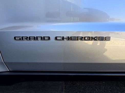 Used 2021 Jeep Grand Cherokee Laredo image 21