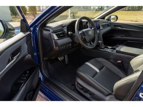 Used 2025 Toyota Camry SE image 10