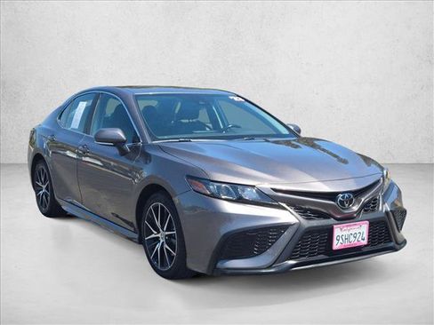 Used 2023 Toyota Camry SE FWD image 3