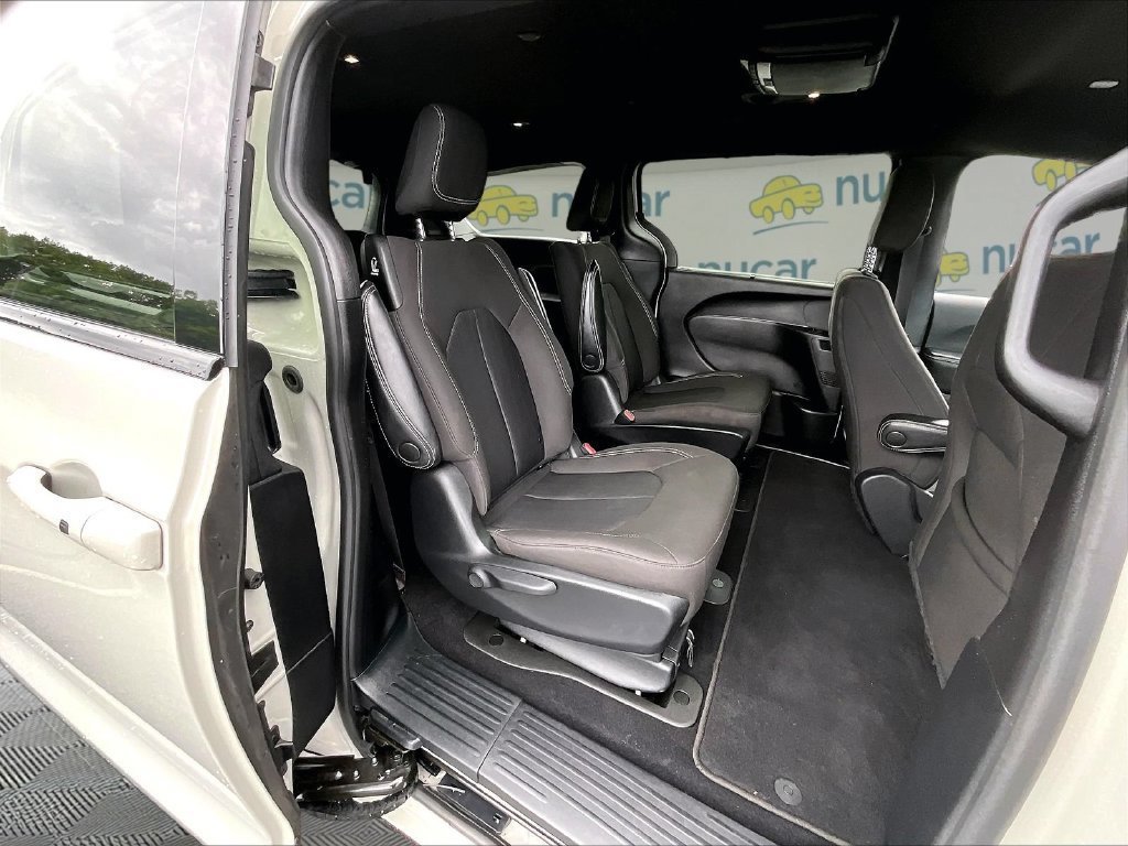 Used 2021 Chrysler Pacifica Touring w/ S Appearance Package FWD image 15