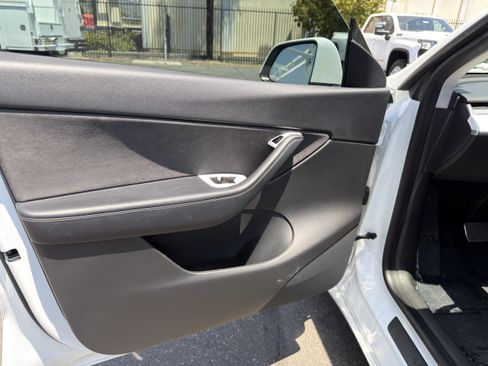 Used 2021 Tesla Model Y Long Range AWD/4WD image 21