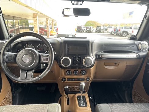 Used 2012 Jeep Wrangler Unlimited Sahara AWD/4WD image 4