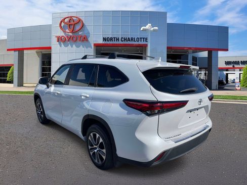 Used 2023 Toyota Highlander XLE AWD/4WD image 6
