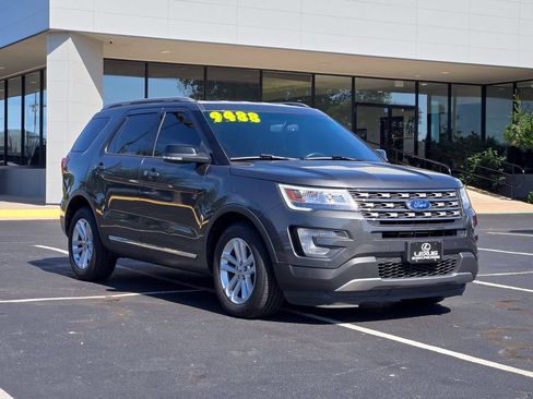 Used 2017 Ford Explorer XLT w/ Equipment Group 202A FWD image 3