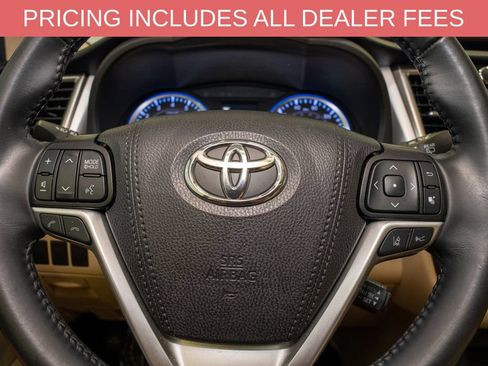 Used 2019 Toyota Highlander XLE FWD image 22