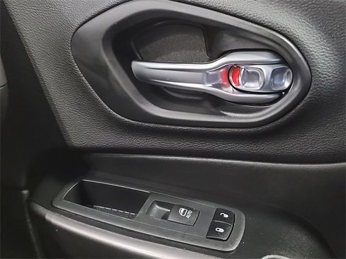 Used 2020 Jeep Cherokee Limited image 18