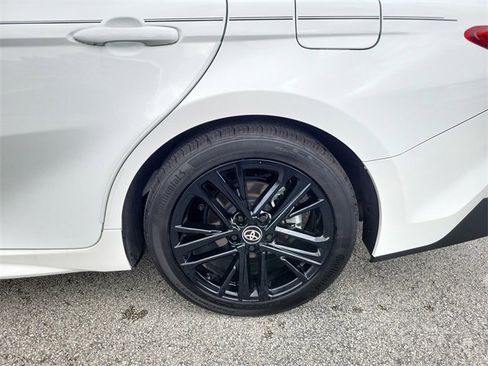 Used 2025 Toyota Camry SE image 6