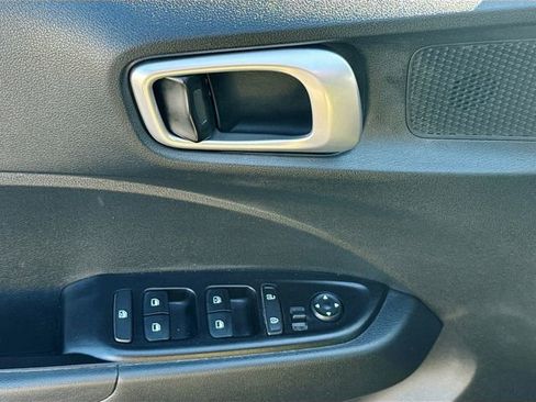 Used 2020 Hyundai Venue SEL FWD image 17