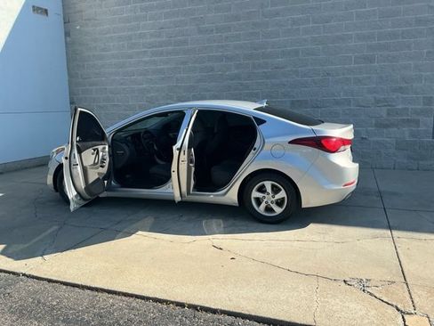 Used 2015 Hyundai Elantra SE FWD image 11