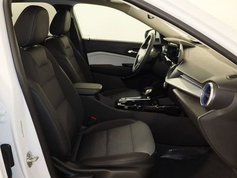 Used 2025 Chevrolet Trax LT FWD image 19