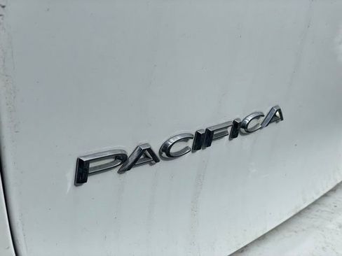 Used 2023 Chrysler Pacifica Touring-L image 31