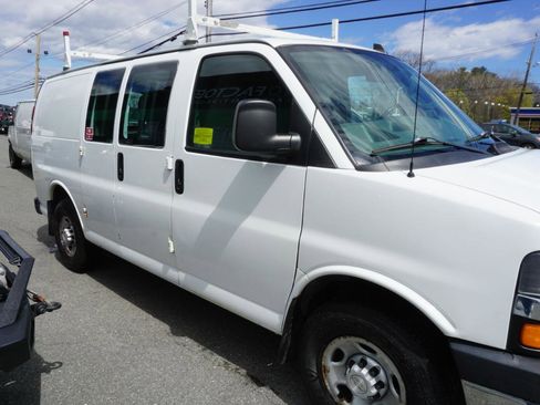 Used 2018 Chevrolet Express 2500 w/ Driver Convenience Package RWD image 4