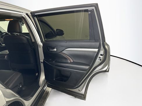 Used 2019 Toyota Highlander XLE FWD image 33