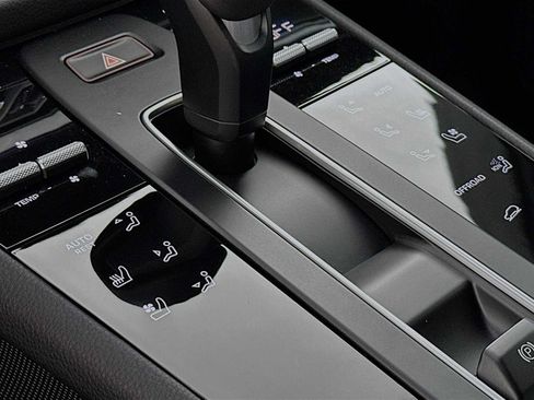 Certified 2026 Porsche Macan AWD/4WD image 21