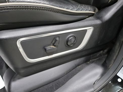 Used 2019 RAM 1500 Laramie AWD/4WD image 12