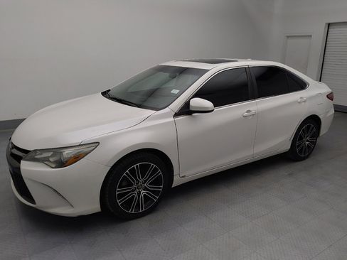 Used 2016 Toyota Camry SE image 2